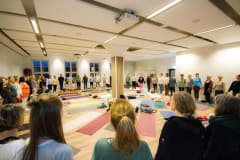 winter_yogafestival_carlshoehe_yoga_versammlung