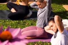 yoga.tage_kufsteinerland_yoga_wiese
