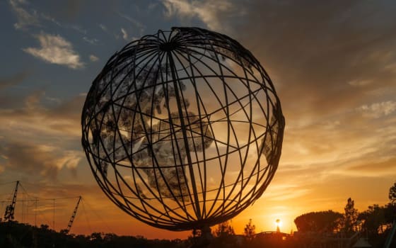 Globuskonstrukt in Tamera Portugal bei Sonnenuntergang