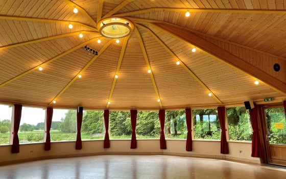 Beleuchteter Seminarraum Mandala im Seminarhof Drawehn mit Blick auf die umgebende Natur