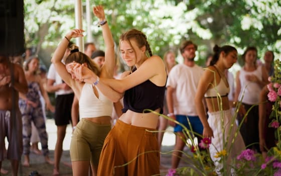 Teilnehmer des Summer Celebration Festivals am Tanzen