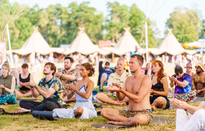 Teilnehmer des Indian Spirit Festivals beim Meditieren