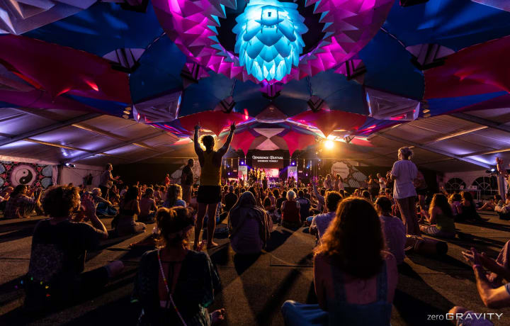 xperience_festival_versammlung_sitzend