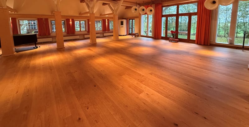 Hauptraum mit Balken und Soundanlage im Seminar und Retreatzentrum Pegasus