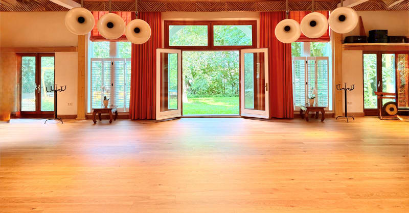 Hauptraum mit Soundanlage im Seminar- und Retreatzentrum Pegasus