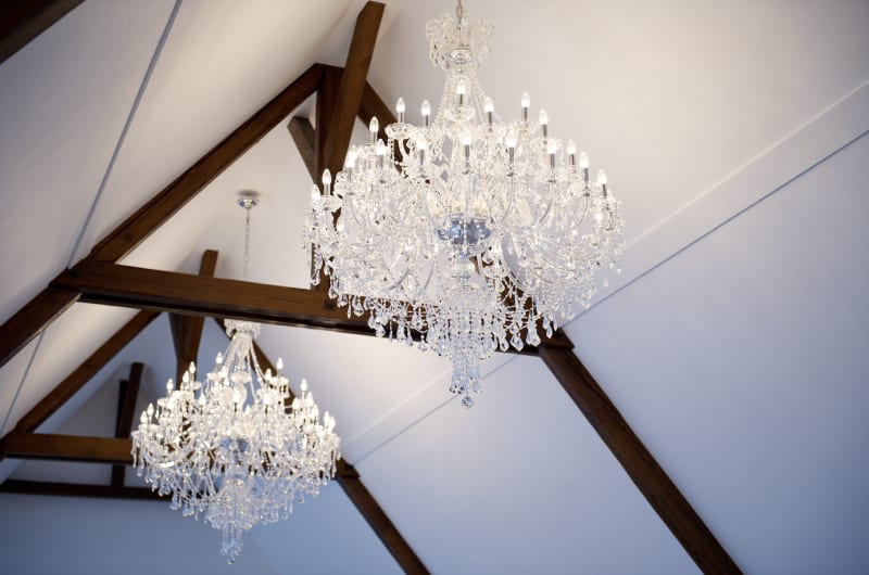 Kristallkronleuchter an der Decke des Seminarraums Purna