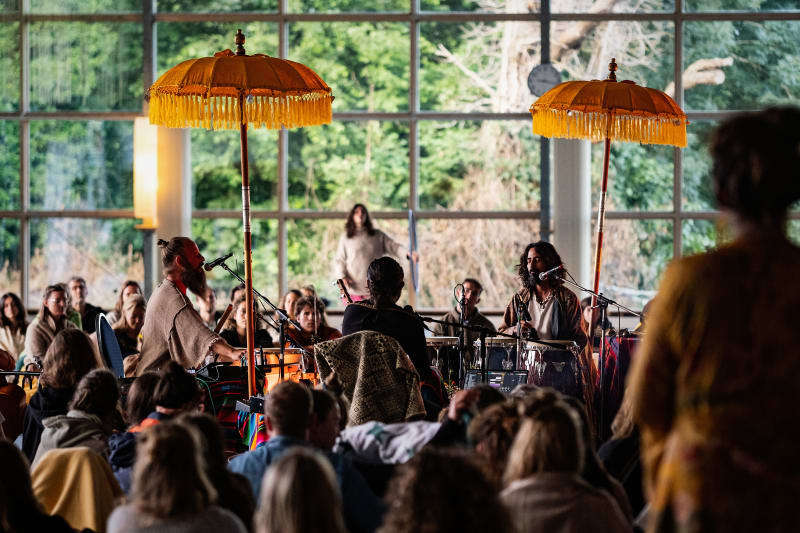 Live-Musik-Act beim Community Festival