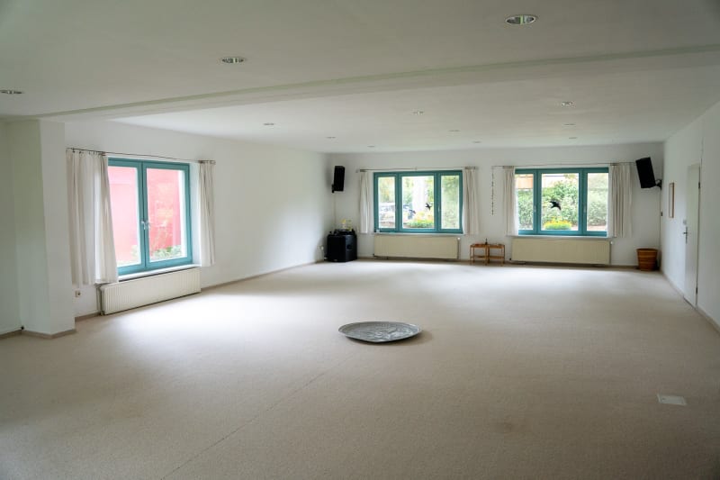 Haus Erde Seminarraum mit großen Fenstern im Seminarhof Finenkwerder Hof