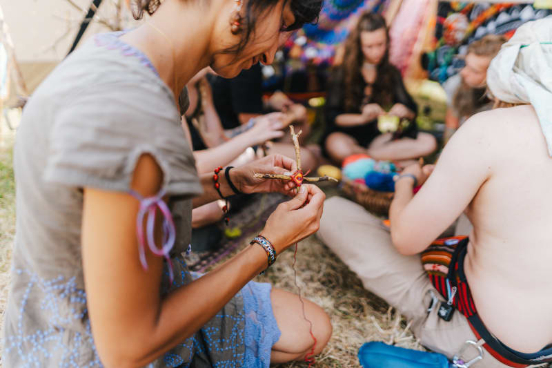 Teilnehmer des Indian Spirit Festivals beim Basteln