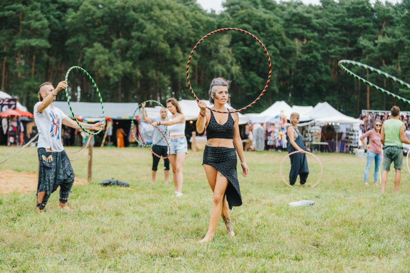 Teilnehmer mit Hula-Hoop-Reifen auf dem Indian Spirit Festival