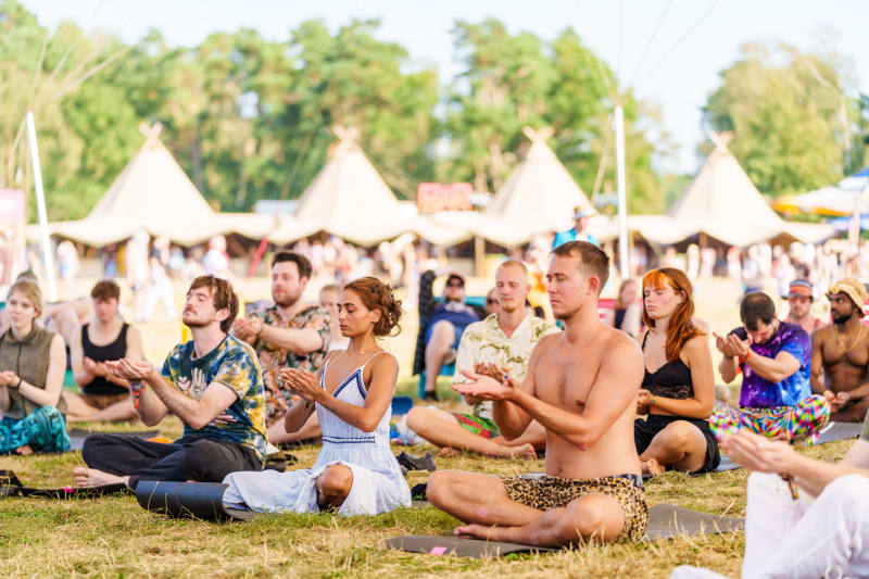 Teilnehmer des Indian Spirit Festivals beim Meditieren