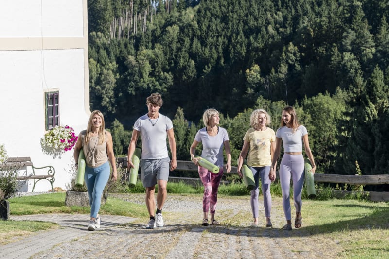 Teilnehmer des Kleebauer Yogafestivals beim Spaziergang im Hof
