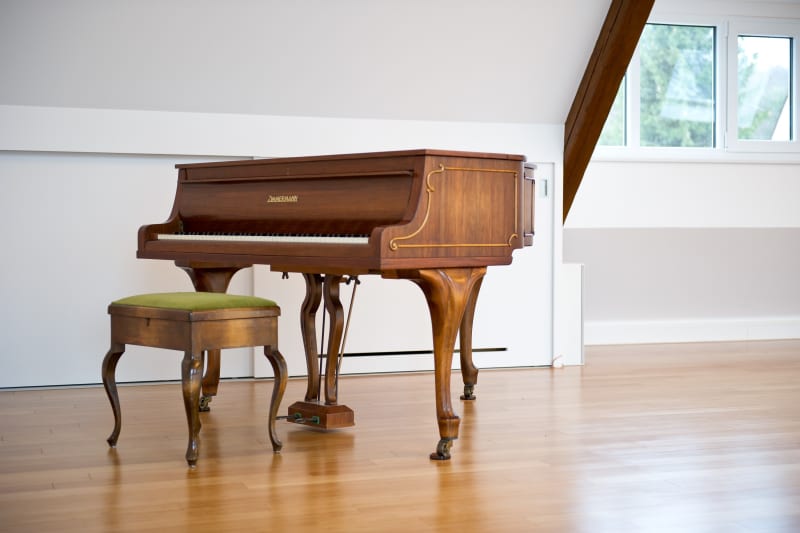 Piano mit Hocker im Seminarhaus Sampurna