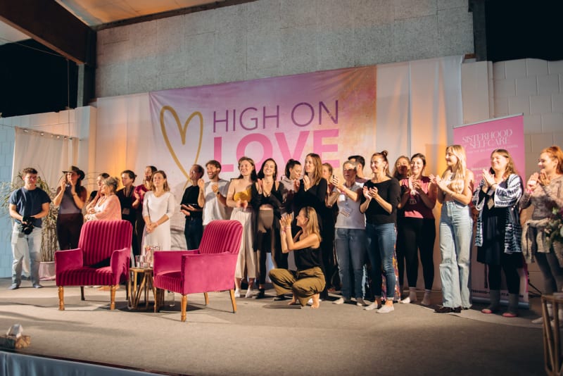 Team und Teilnehmer des High on Love Festivals versammelt