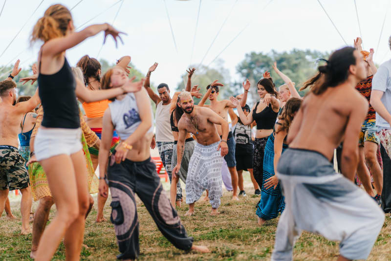 Teilnehmer tanzen ausgelassen auf dem Indian Spirit Festival