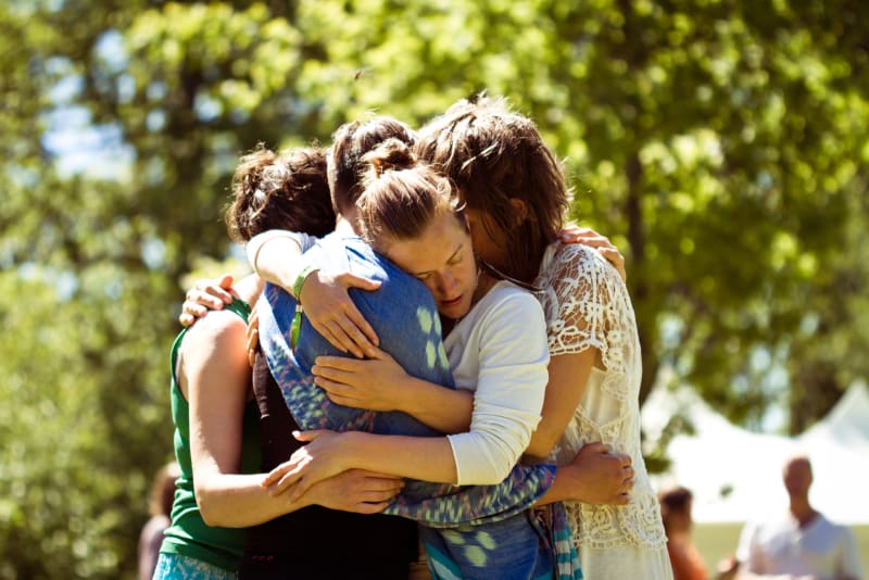 Teilnehmer des Space of Love Festivals umarmen sich
