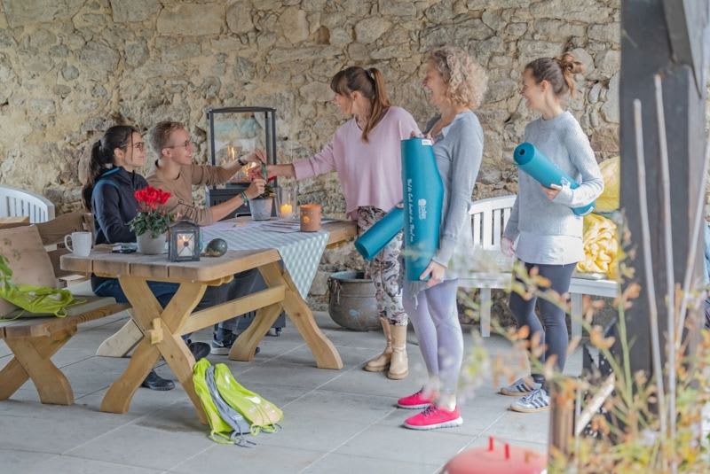 Gemeinschaftliches Miteinander der Teilnehmer beim Kleebauer Yoga Festival