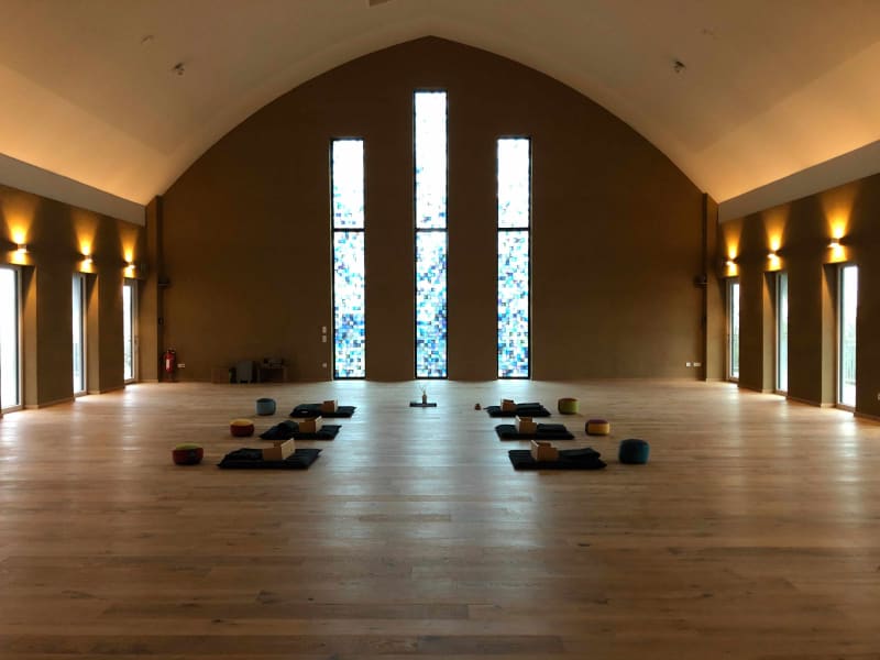 Seminarraum Die Kathedrale mit Yogamatten im Seminarzentrum Kloster Freiheit
