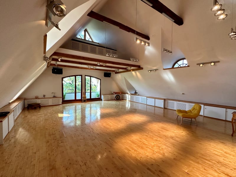 Yoga und Meditationsraum mit Dachschrägen und Balken im Seminar und Retreatzentrum Pegasus