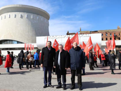 Кандидат в Президенты РФ Н.М. Харитонов вместе с делегацией КПРФ посетил в рамках рабочего визита в Сталинград музей-заповедник «Сталинградская битва»