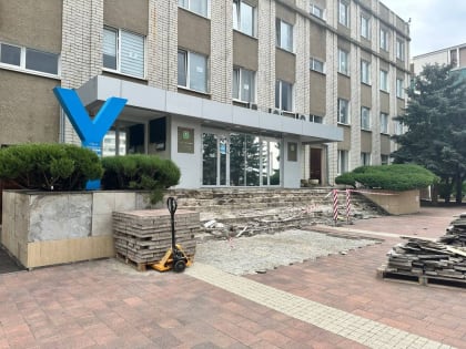 Ремонт ступеней в администрации Невинномысска