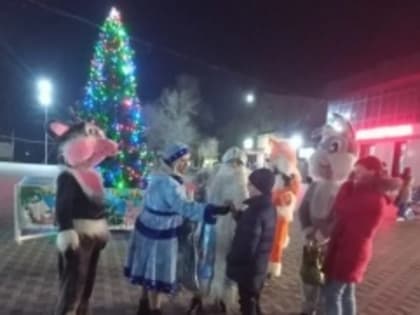 Сегодня возле нашей главной елочки царила праздничная и оживленная атмосфера!