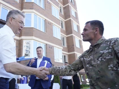 ГУБЕРНАТОР ВЛАДИМИРОВ ВРУЧИЛ КЛЮЧИ ОТ КВАРТИРЫ ВЫПУСКНИКУ ДЕТДОМА - УЧАСТНИКУ СВО
