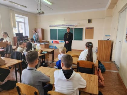 Священнослужитель провел беседу о семейных ценностях с учащимися школы №30 города Михайловска