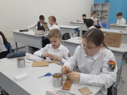 Волонтеры Штаба #МыВместе научили школьников изготавливать блиндажные свечи