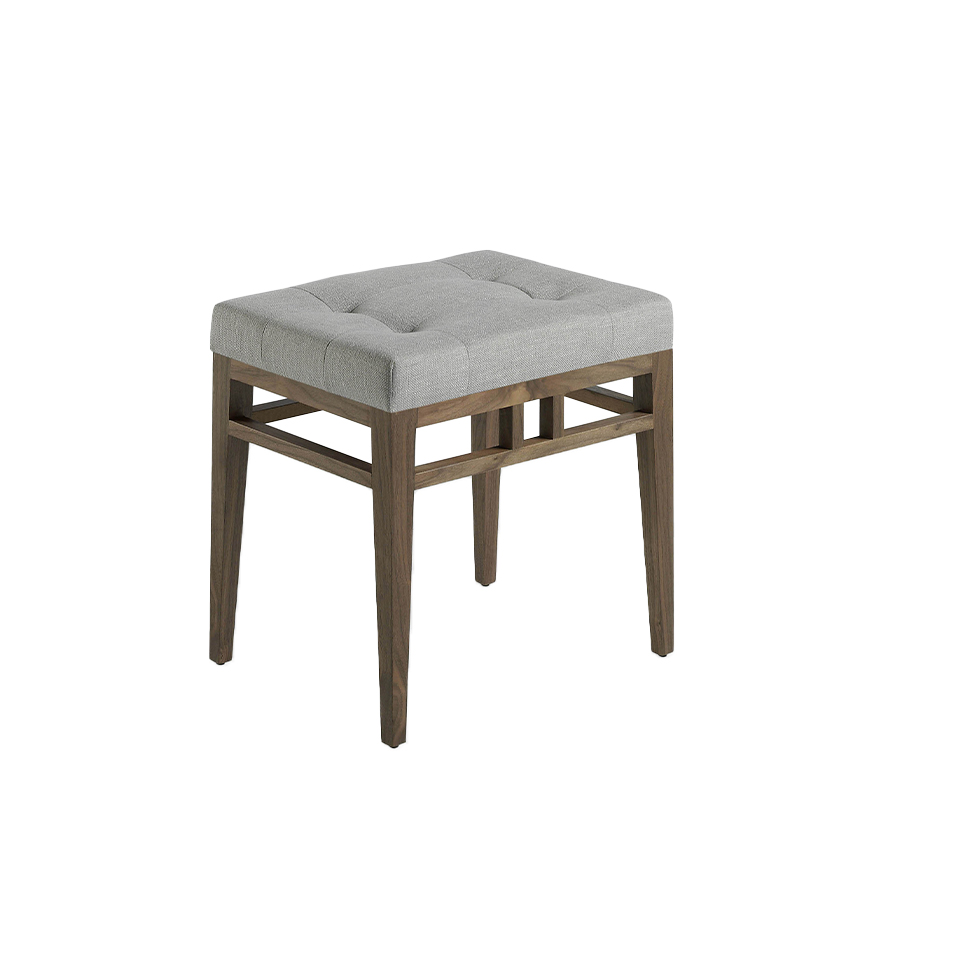 Tabouret tissu gris et structure en bois plaqué noyer.