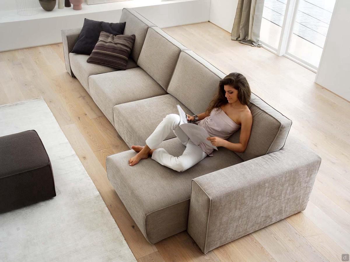 jeune femme assise lisant un magazine