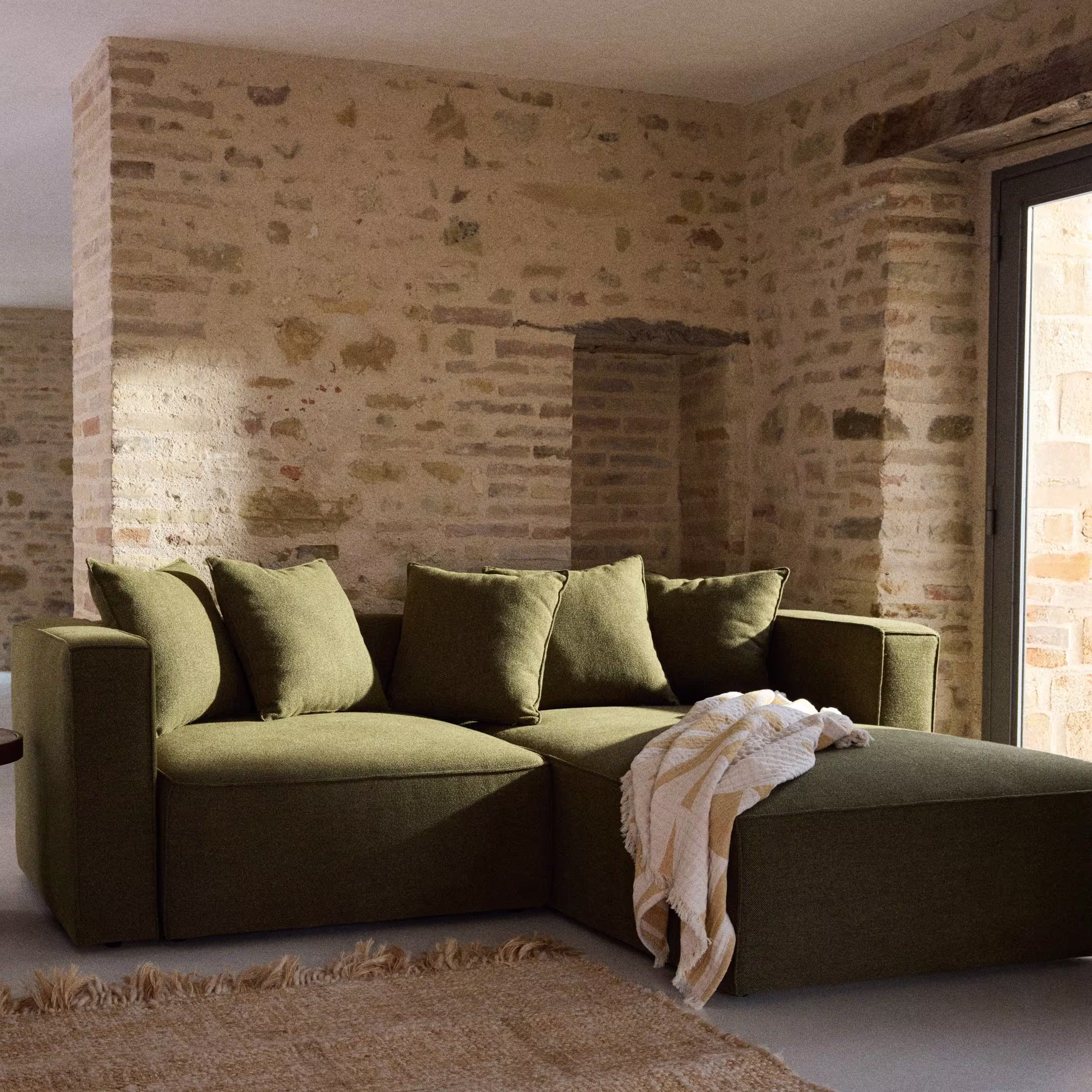 salon-avec-canape-angle-velours-vert
