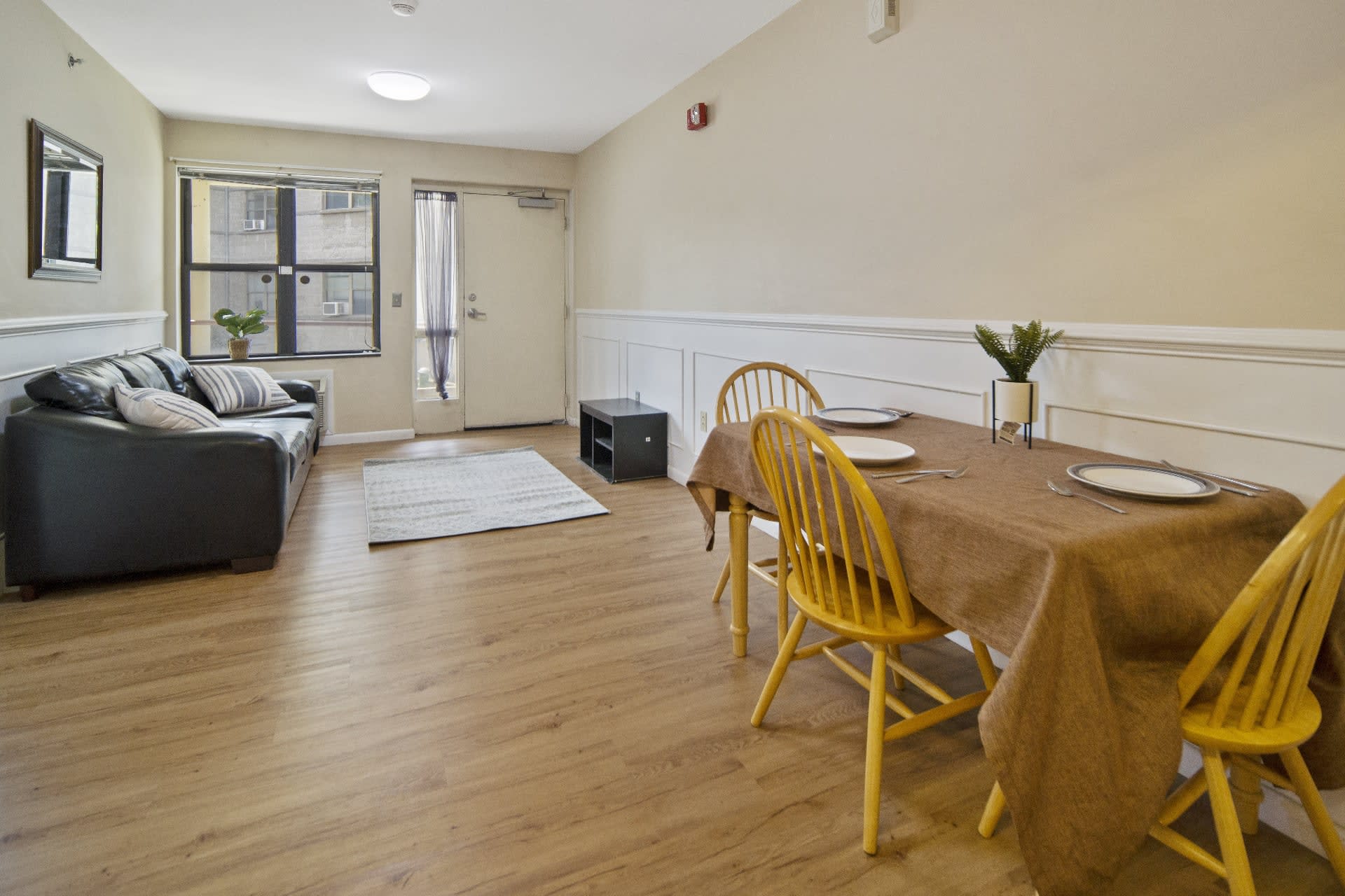 Private Room in 2 Bedroom Apartment