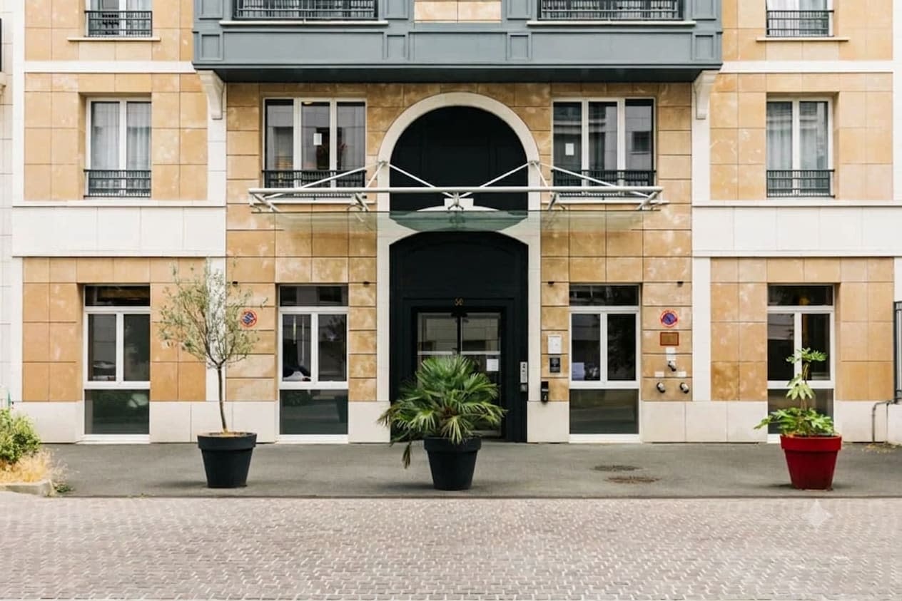 Economy Double in Puteaux