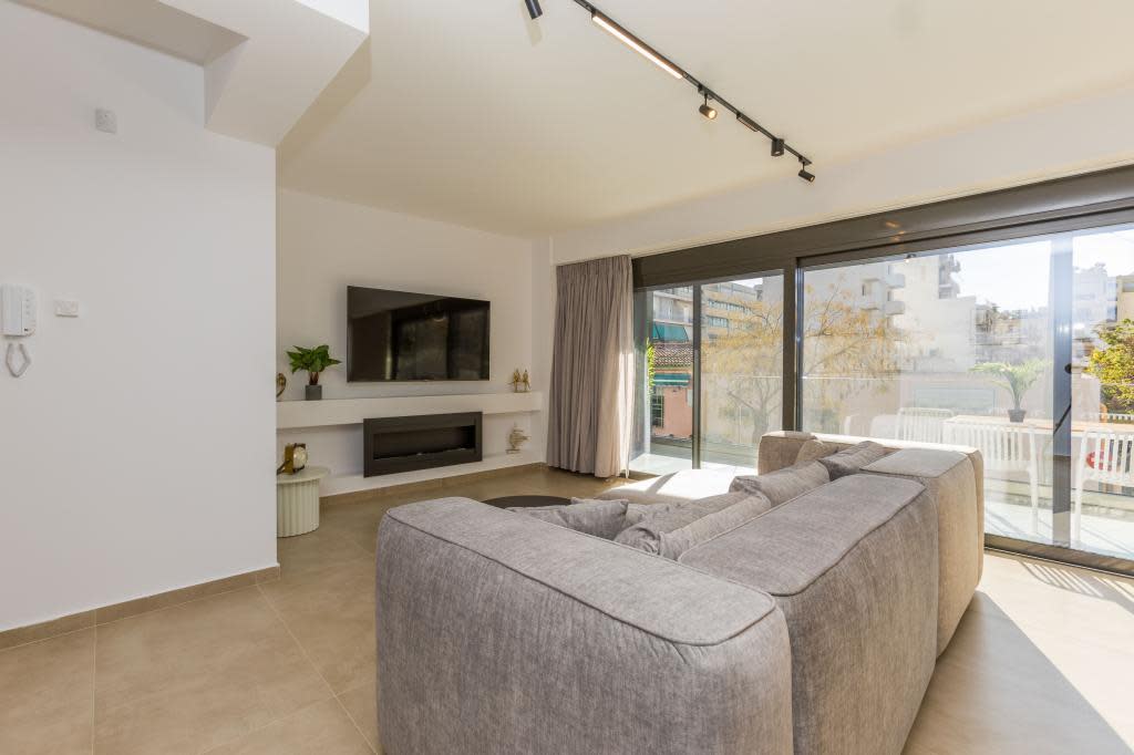 One-bedroom Apartment in Athina 16