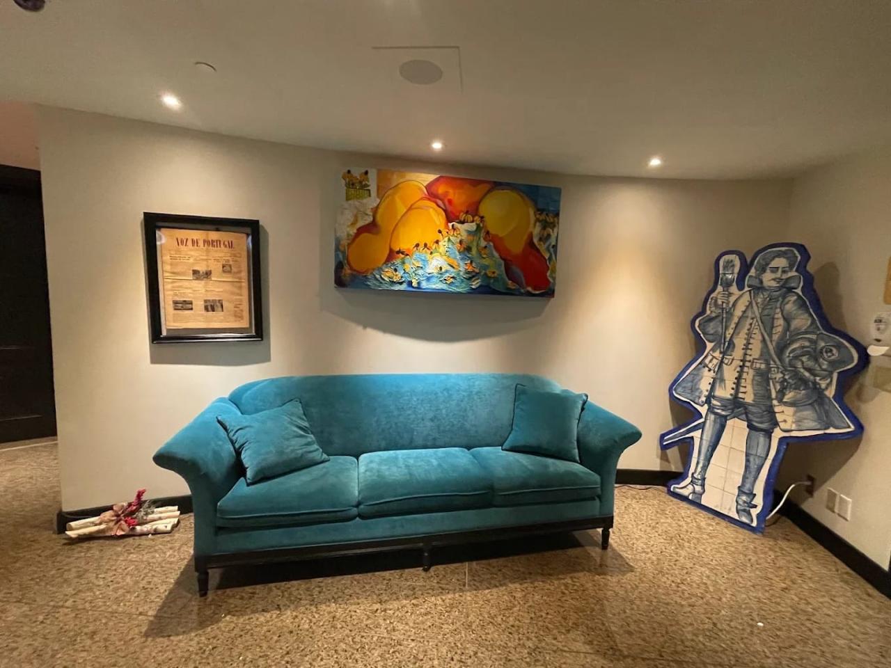 Simple-King Bed in Montréal 9