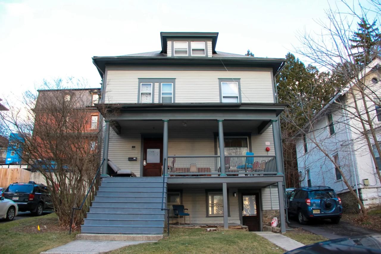 Private Room in 9 Bedroom House in Ithaca