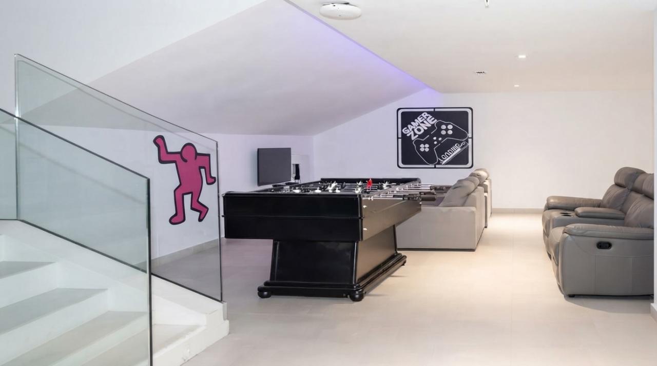 Single in apartment in València 3