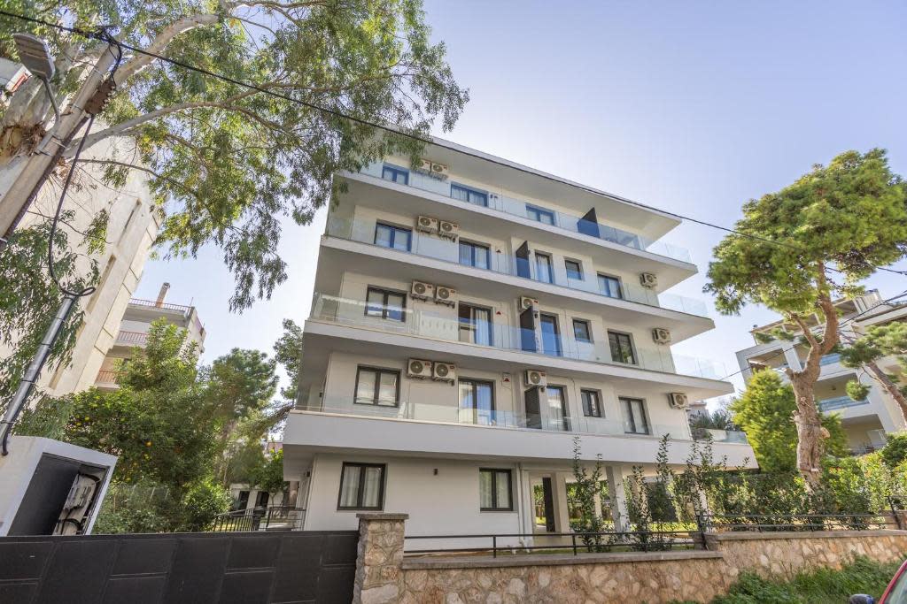 Three-bedroom Apartment in Athina 8