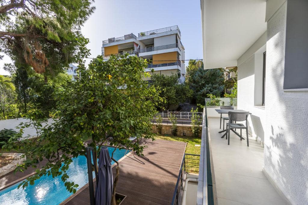 Three-bedroom Apartment in Athina 9