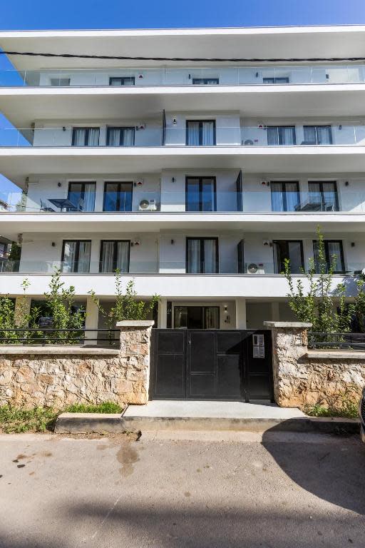 Three-bedroom Apartment in Athina 6