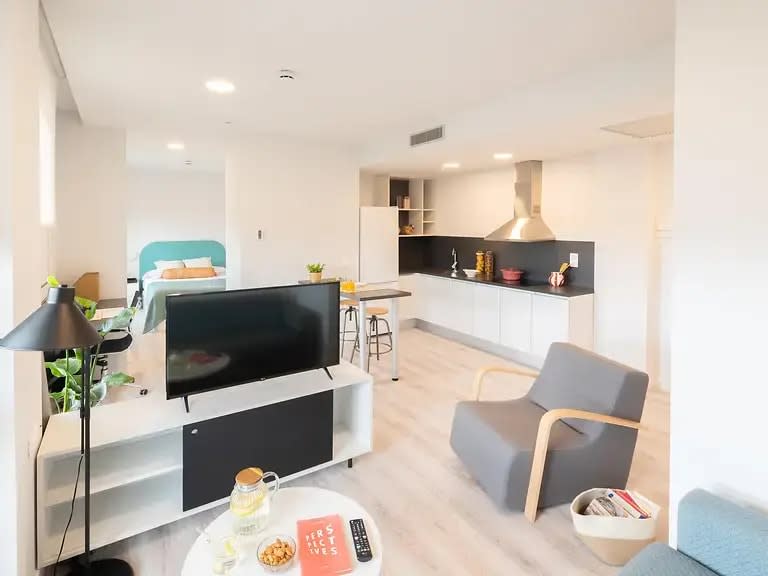 Individual Basic Balcony in Barcelona 19