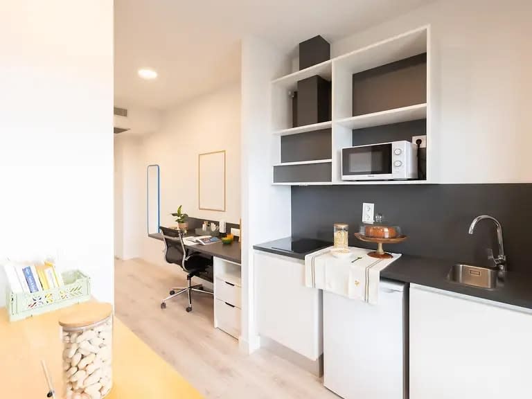 Individual Basic Balcony in Barcelona 26