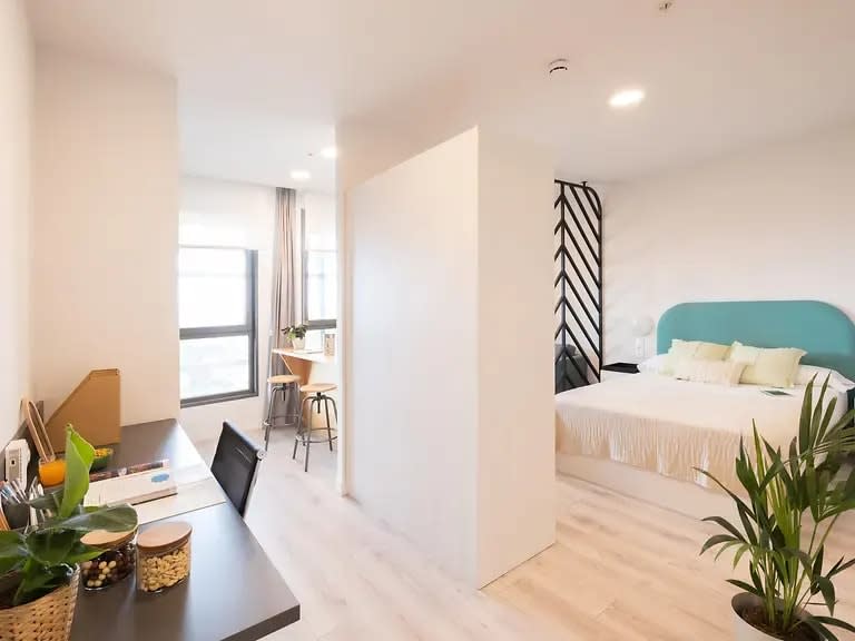 Individual Basic Balcony in Barcelona 25