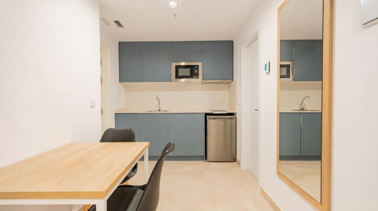 Single in apartment in València 10