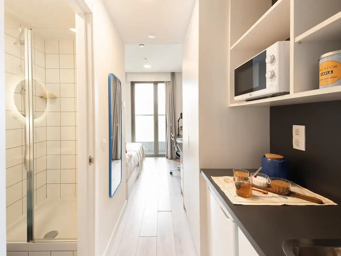 Individual Basic Balcony in Barcelona 31