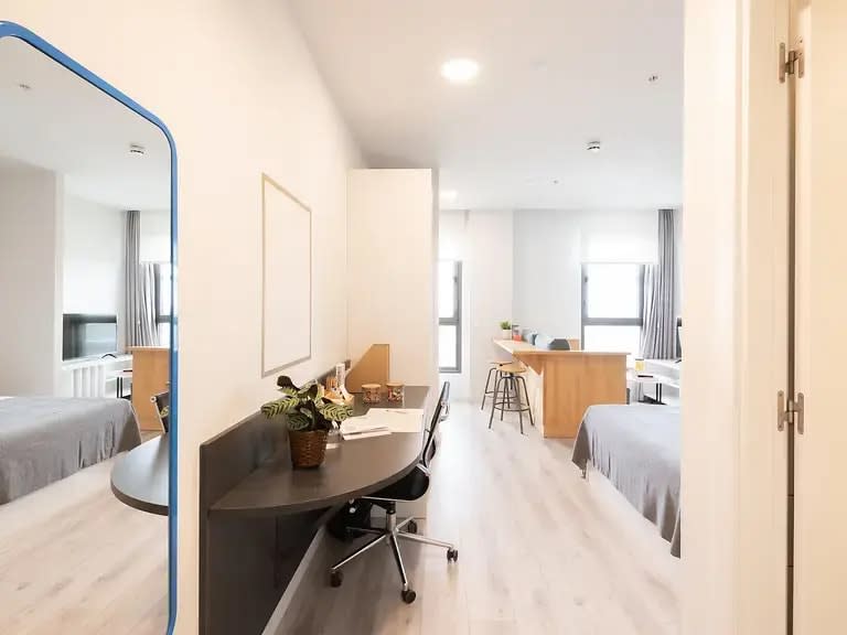 Individual Basic Balcony in Barcelona 37