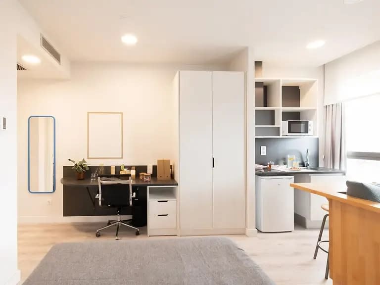 Individual Basic Balcony in Barcelona 38