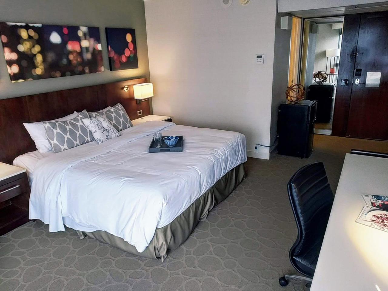 Simple-King Bed in Montréal 16