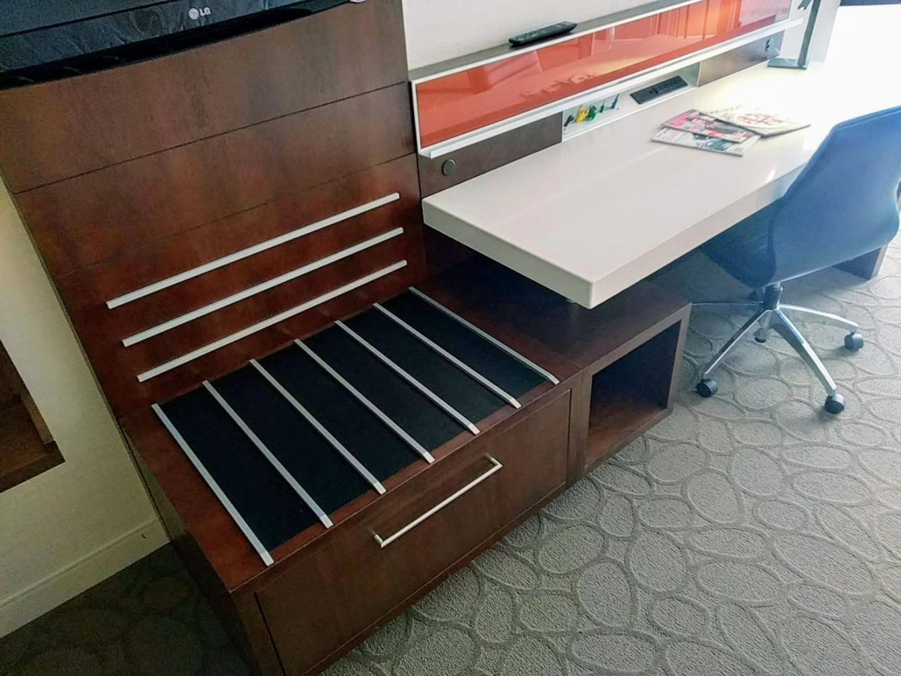 Simple-King Bed in Montréal 13